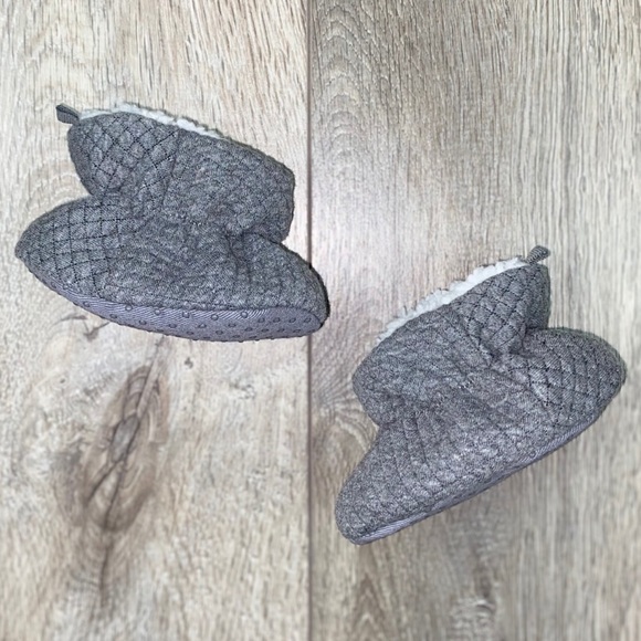 Old Navy Baby Slippers Quilted 3-6 Months Gray - Picture 6 of 13